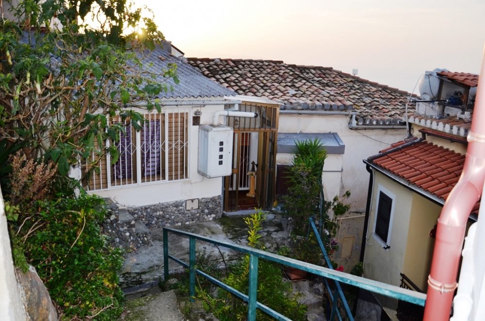 IL VICOLETTO CHE PORTA ALLA CASA VISTA DI FRONTE